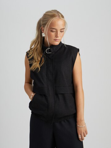 Peppercorn Bodywarmer 'Tosca' in Zwart: voorkant
