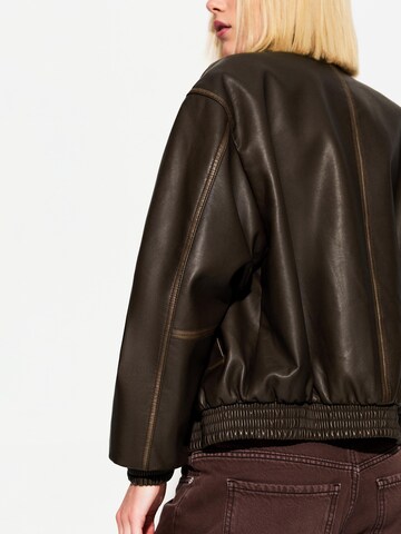 Giacca di mezza stagione di Bershka in marrone