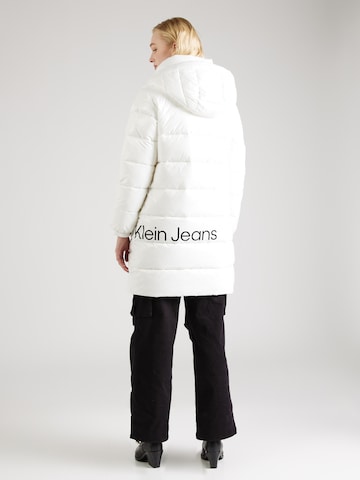 Calvin Klein Jeans Pitkä talvitakki värissä valkoinen