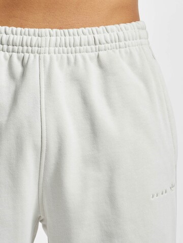 Tapered Pantaloni 'Reveal Essentials' di ADIDAS ORIGINALS in bianco
