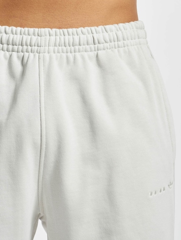 Effilé Pantalon 'Reveal Essentials' ADIDAS ORIGINALS en blanc