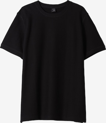 Tricou de la Bershka pe negru: față