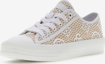 GUESS Trampki niskie 'CAREY2' w kolorze biały: przód