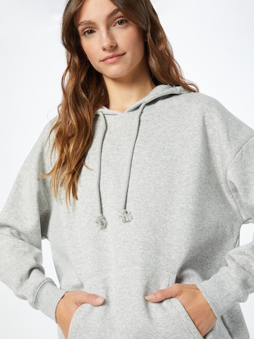 Sweat-shirt 'Chilli' PIECES en gris