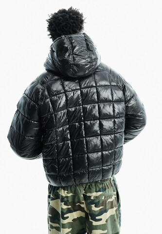 Bershka Přechodná bunda – černá