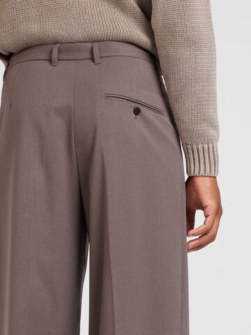 Loosefit Pantaloni con pieghe 'Uno' di WEEKDAY in marrone