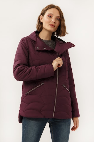 Finn Flare Steppjacke in Rot: Vorderseite