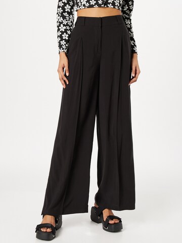 Wide leg Pantaloni con pieghe 'New Three' di Line of Oslo in nero: frontale