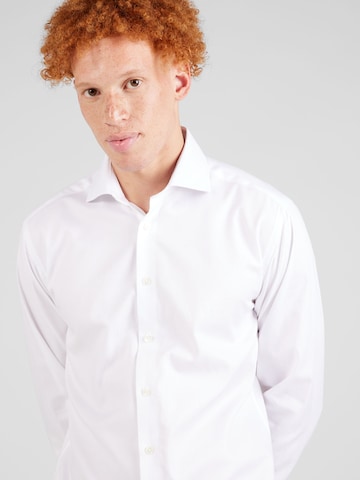 Bruun & Stengade جينز مضبوط قميص 'Miles' بلون أبيض