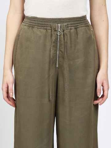 Gang Loosefit Hose '94YARA ' in Grün