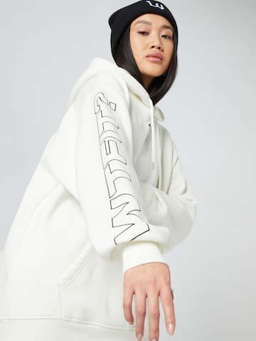 ABOUT YOU x Dardan Sweatshirt 'Elia' i hvit