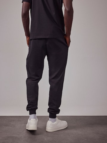 DAN FOX APPAREL Конический (Tapered) Штаны 'The Essential' в Черный