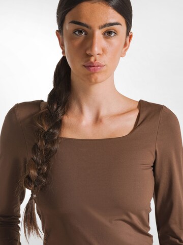 Top di DEHA in marrone