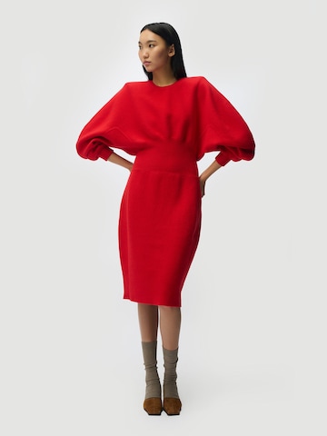 GOBI Cashmere Mekko 'Cashmere Sculptural Dress' värissä punainen: etupuoli