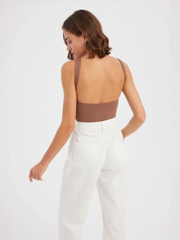 Top di Hiccup in marrone