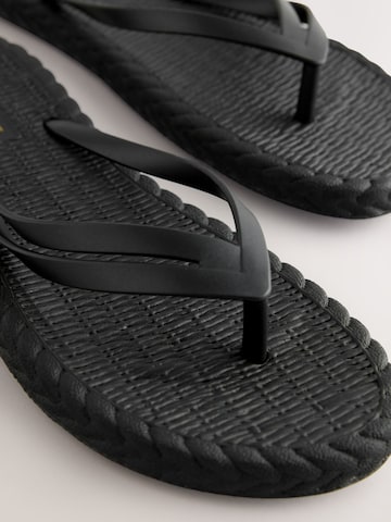 Next Ujjelválasztó-pántos szandál - fekete