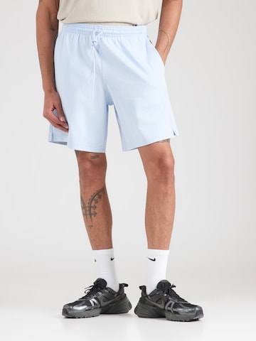 Loosefit Pantalon 'Club' Nike Sportswear en bleu : devant