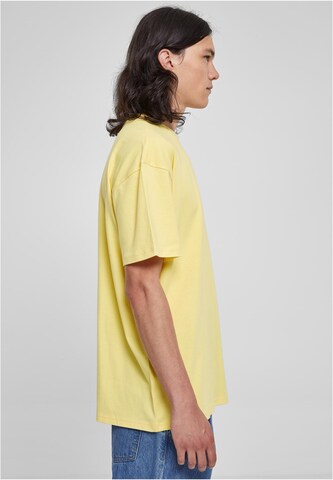 Urban Classics - Camisa 'Heavy Oversized Tee' em amarelo