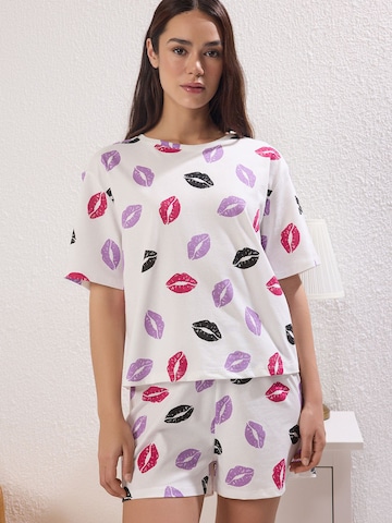 Trendyol Pyjamashortsit värissä valkoinen: etupuoli