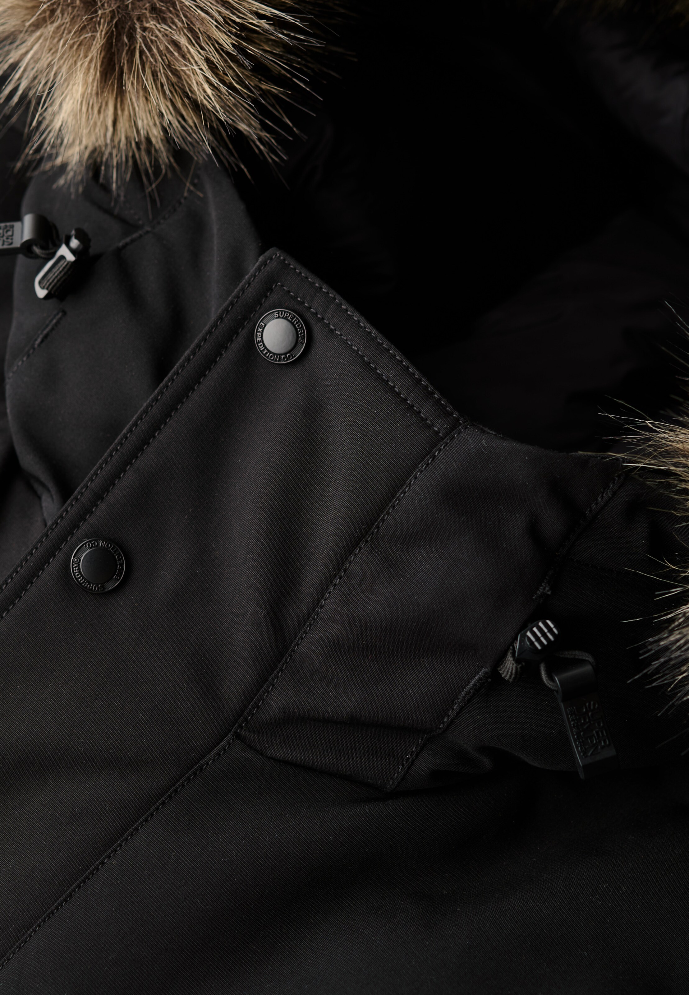 Superdry & Co Демисезонная куртка 'Everest' в Черный