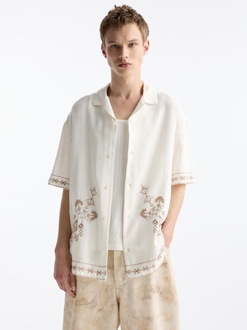 Pull&Bear Comfort fit Button Up Shirt in White: front