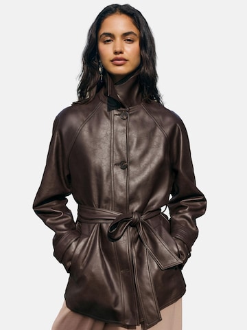 Veste mi-saison Friends Like These en marron : devant