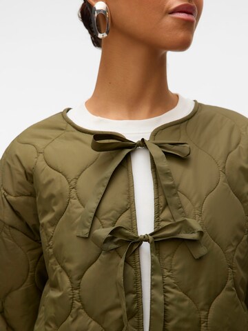 VERO MODA Демисезонная куртка в Зеленый