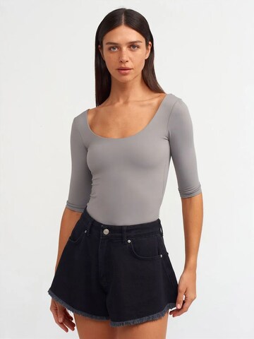 T-shirt Dilvin en gris : devant