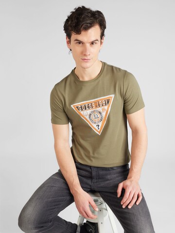 T-Shirt GUESS en vert : devant