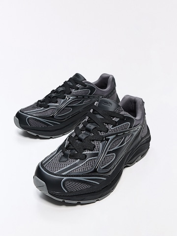 Sneaker low de la Bershka pe negru