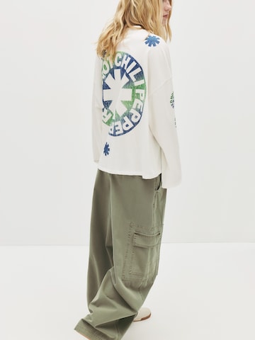 Pull&Bear Тениска 'RED HOT CHILI PEPPERS' в бяло