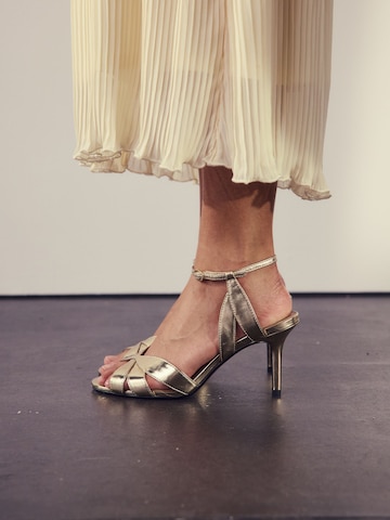 Next Sandalen met riem in Goud