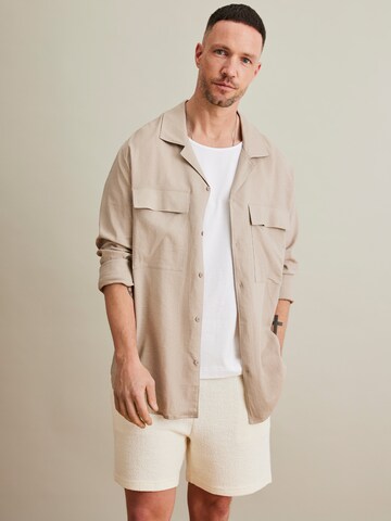 DAN FOX APPAREL Comfort Fit Skjorta 'Luis' i beige: framsida