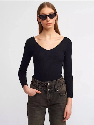 Hiccup Sweater in Black: front