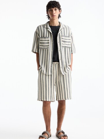 Pull&Bear Comfort Fit Skjorta i vit