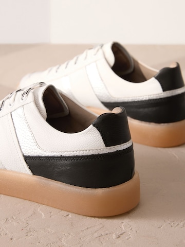 Sneaker low de la Next pe alb