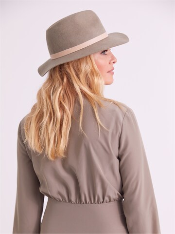Cappello 'Valentina' di ABOUT YOU x Iconic by Tatiana Kucharova in beige
