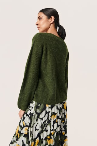 SOAKED IN LUXURY Sweter 'Tuesday' w kolorze zielony