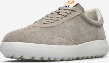 Baskets basses CAMPER en gris : devant