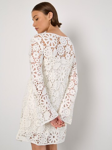 Apricot Floral Crochet Shift Mini Dress ' ' in Weiß