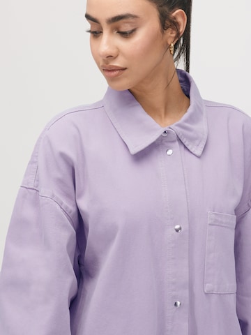 ABOUT YOU x VIAM Studio Blouse 'ARIANA' in Purple