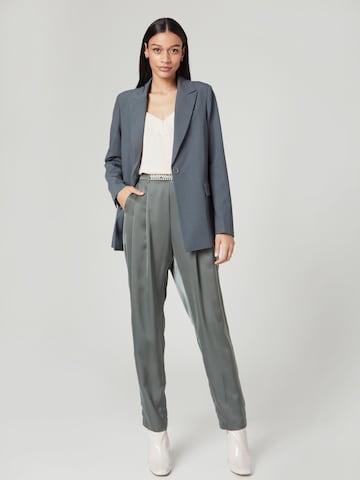 Regular Pantalon à plis 'Giulia' Guido Maria Kretschmer Women en gris