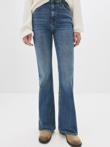 Pull&Bear Flared Jeans i blå: forside