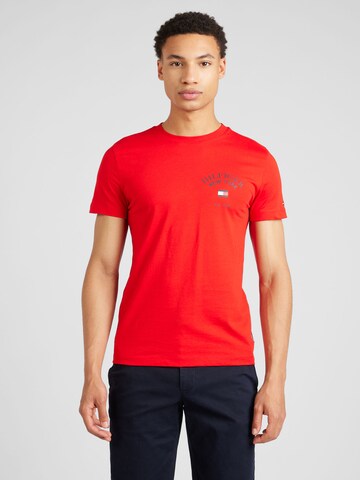 TOMMY HILFIGER T-shirt 'Varsity' i röd: framsida