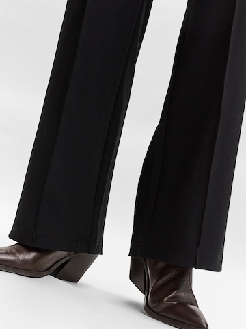 Wide Leg Pantalon à plis 'Becky' VERO MODA en noir