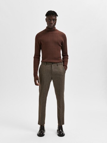 Coupe slim Pantalon à plis SELECTED HOMME en marron