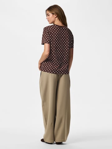 Maglietta 'PCAshley' di PIECES in marrone
