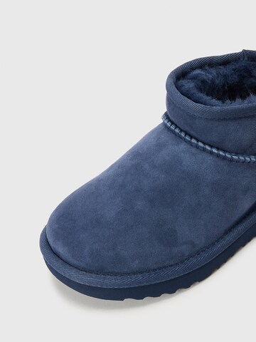 Bocanci de zăpadă 'CLASSIC ULTRA MINI' de la UGG pe albastru