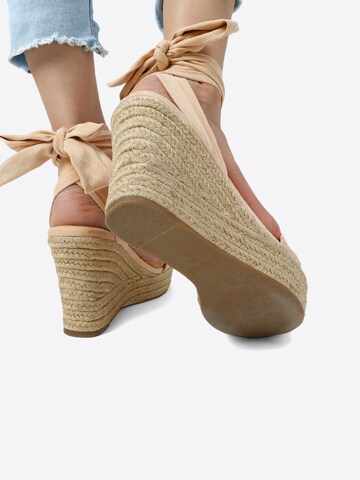 Dream Pairs Sandals in Beige