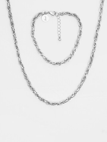 Lanțuri de la Pull&Bear pe argintiu